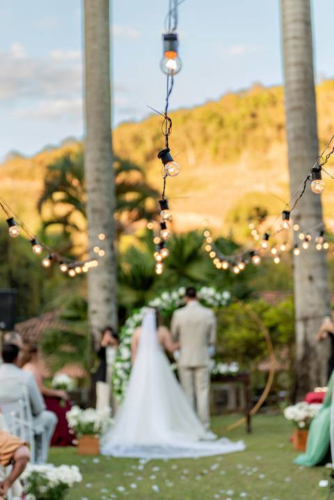 Wedding ao ar livre com noivos em Vila Velha, ES. Fotografia de casamento minimalista e atemporal.'