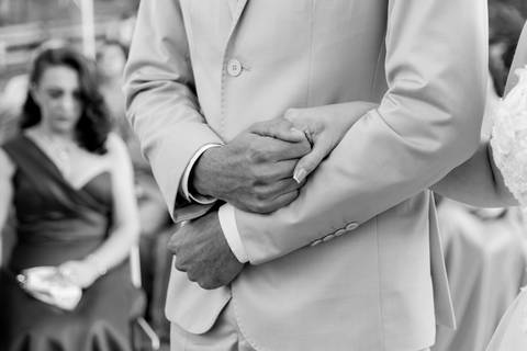 Wedding ao ar livre com noivos em Vila Velha, ES. Fotografia de casamento minimalista e atemporal.'