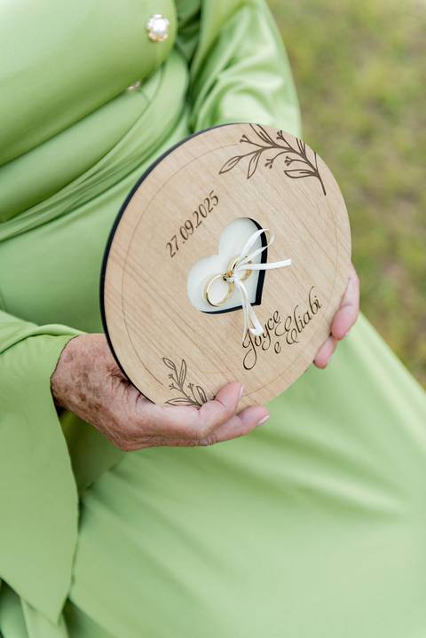 Wedding ao ar livre com noivos em Vila Velha, ES. Fotografia de casamento minimalista e atemporal.'