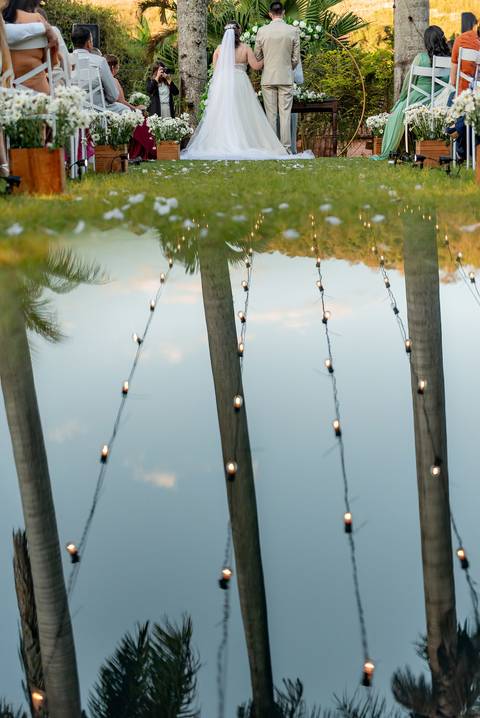 Wedding ao ar livre com noivos em Vila Velha, ES. Fotografia de casamento minimalista e atemporal.'