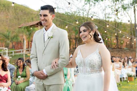 Wedding ao ar livre com noivos em Vila Velha, ES. Fotografia de casamento minimalista e atemporal.'