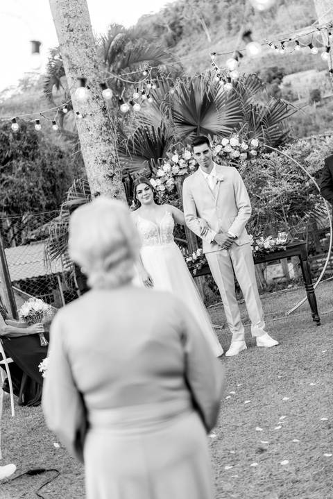 Wedding ao ar livre com noivos em Vila Velha, ES. Fotografia de casamento minimalista e atemporal.'