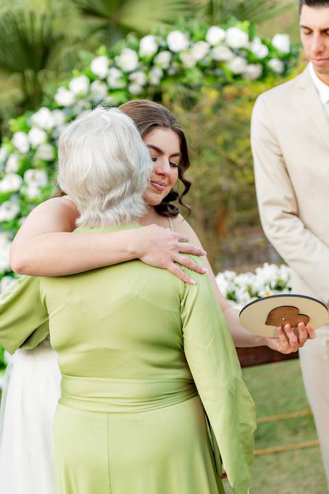 Wedding ao ar livre com noivos em Vila Velha, ES. Fotografia de casamento minimalista e atemporal.'