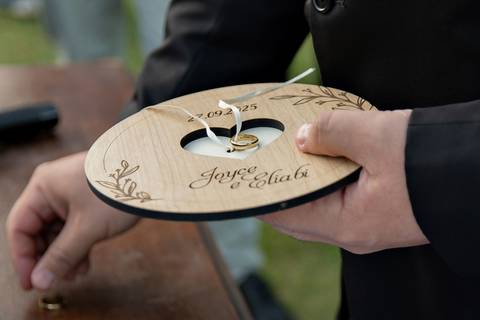 Wedding ao ar livre com noivos em Vila Velha, ES. Fotografia de casamento minimalista e atemporal.'