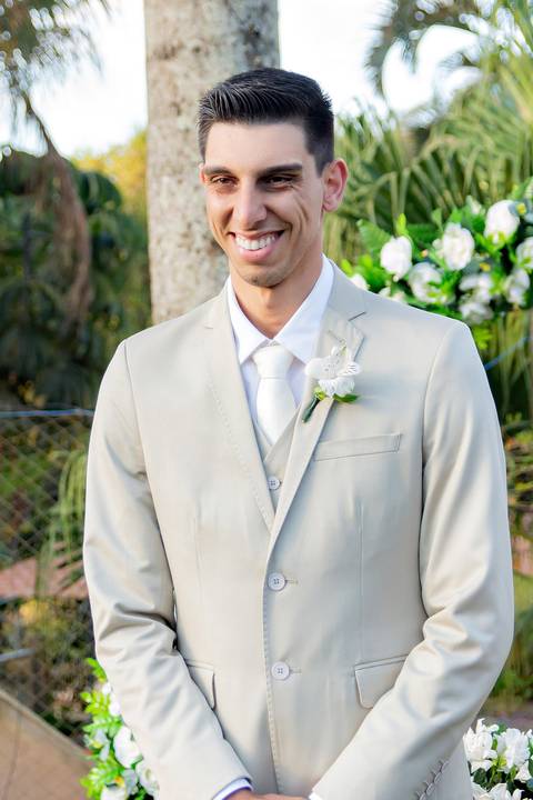 Wedding ao ar livre com noivos em Vila Velha, ES. Fotografia de casamento minimalista e atemporal.'