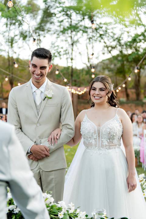 Wedding ao ar livre com noivos em Vila Velha, ES. Fotografia de casamento minimalista e atemporal.'
