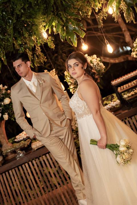 Wedding ao ar livre com noivos em Vila Velha, ES. Fotografia de casamento minimalista e atemporal.'