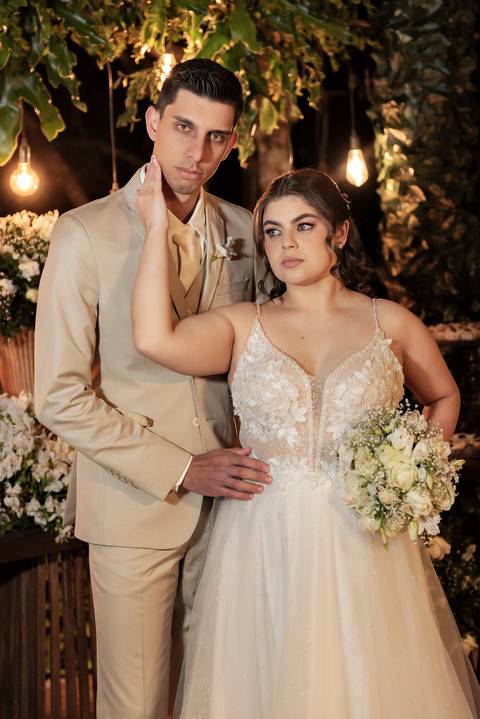 Wedding ao ar livre com noivos em Vila Velha, ES. Fotografia de casamento minimalista e atemporal.'