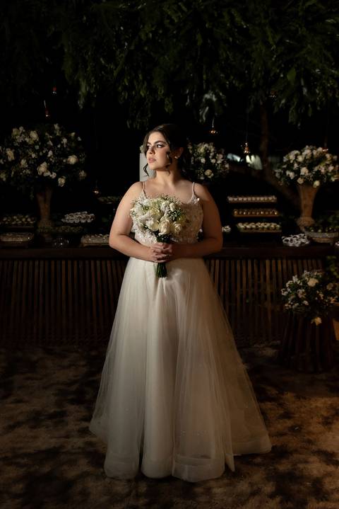 Wedding ao ar livre com noivos em Vila Velha, ES. Fotografia de casamento minimalista e atemporal.'