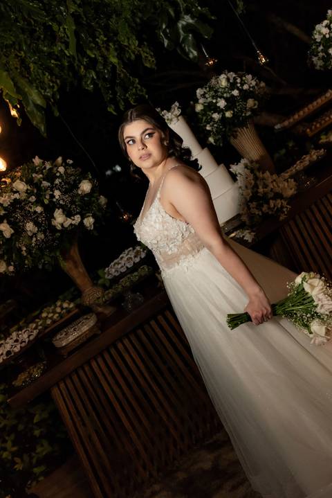 Wedding ao ar livre com noivos em Vila Velha, ES. Fotografia de casamento minimalista e atemporal.'
