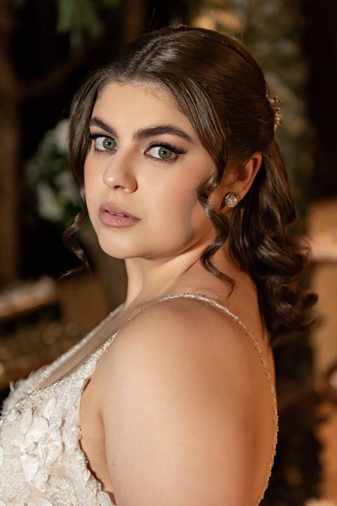 Wedding ao ar livre com noivos em Vila Velha, ES. Fotografia de casamento minimalista e atemporal.'