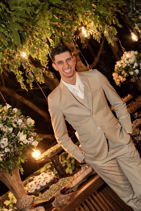 Wedding ao ar livre com noivos em Vila Velha, ES. Fotografia de casamento minimalista e atemporal.'
