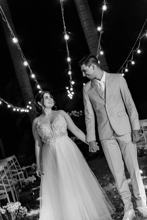 Wedding ao ar livre com noivos em Vila Velha, ES. Fotografia de casamento minimalista e atemporal.'