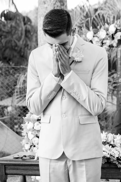 Wedding ao ar livre com noivos em Vila Velha, ES. Fotografia de casamento minimalista e atemporal.'