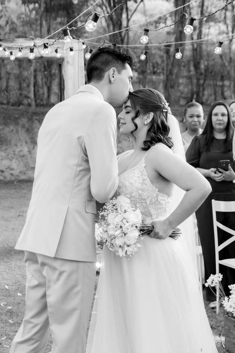 Wedding ao ar livre com noivos em Vila Velha, ES. Fotografia de casamento minimalista e atemporal.'
