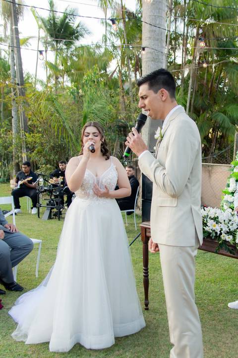Wedding ao ar livre com noivos em Vila Velha, ES. Fotografia de casamento minimalista e atemporal.'