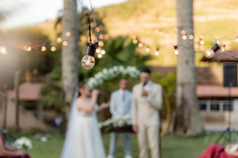 Wedding ao ar livre com noivos em Vila Velha, ES. Fotografia de casamento minimalista e atemporal.'