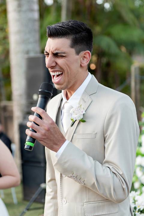 Wedding ao ar livre com noivos em Vila Velha, ES. Fotografia de casamento minimalista e atemporal.'