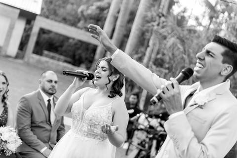Wedding ao ar livre com noivos em Vila Velha, ES. Fotografia de casamento minimalista e atemporal.'