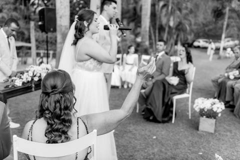 Wedding ao ar livre com noivos em Vila Velha, ES. Fotografia de casamento minimalista e atemporal.'
