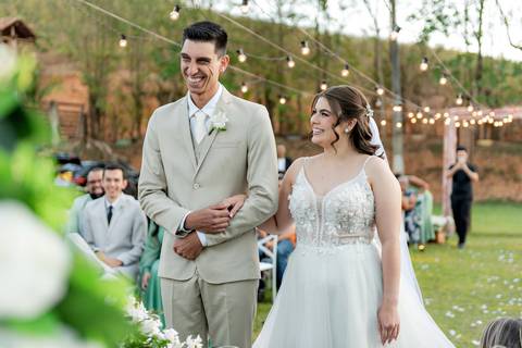 Wedding ao ar livre com noivos em Vila Velha, ES. Fotografia de casamento minimalista e atemporal.'
