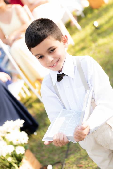 Wedding ao ar livre com noivos em Vila Velha, ES. Fotografia de casamento minimalista e atemporal.'