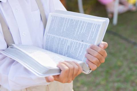 Wedding ao ar livre com noivos em Vila Velha, ES. Fotografia de casamento minimalista e atemporal.'