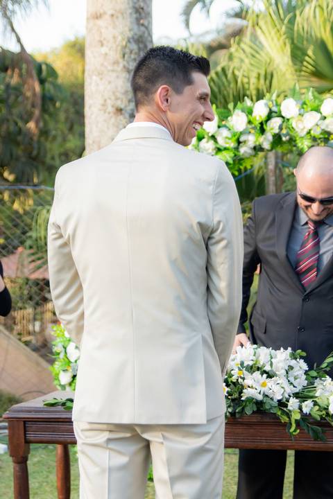 Wedding ao ar livre com noivos em Vila Velha, ES. Fotografia de casamento minimalista e atemporal.'
