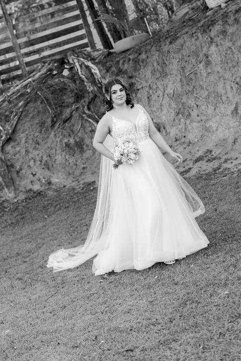 Wedding ao ar livre com noivos em Vila Velha, ES. Fotografia de casamento minimalista e atemporal.'