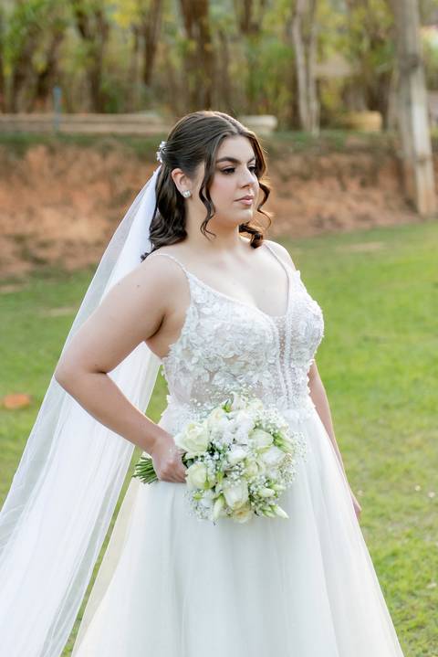 Wedding ao ar livre com noivos em Vila Velha, ES. Fotografia de casamento minimalista e atemporal.'