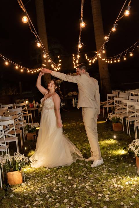 Wedding ao ar livre com noivos em Vila Velha, ES. Fotografia de casamento minimalista e atemporal.'