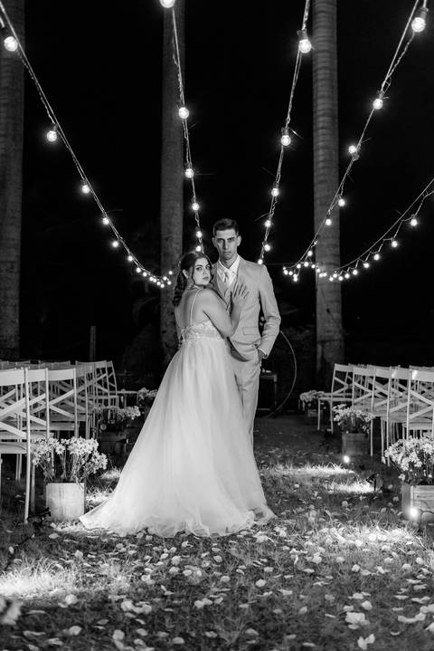 Wedding ao ar livre com noivos em Vila Velha, ES. Fotografia de casamento minimalista e atemporal.'