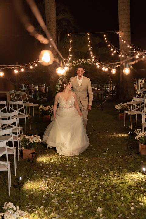 Wedding ao ar livre com noivos em Vila Velha, ES. Fotografia de casamento minimalista e atemporal.'