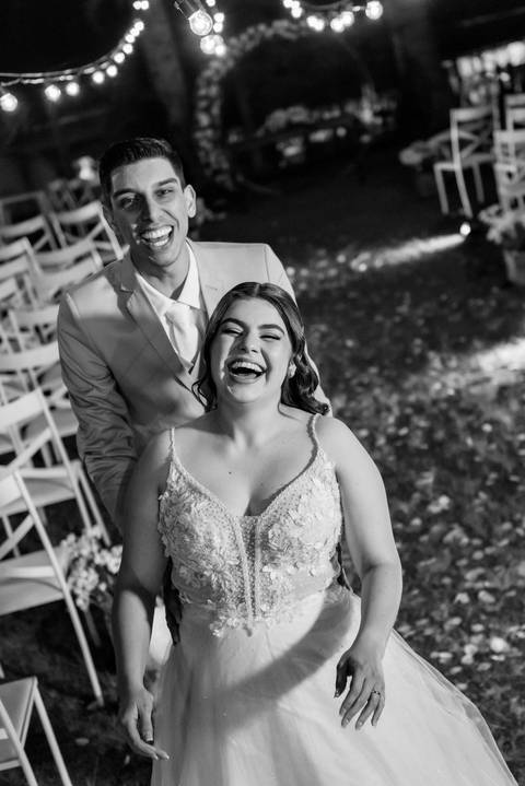 Wedding ao ar livre com noivos em Vila Velha, ES. Fotografia de casamento minimalista e atemporal.'