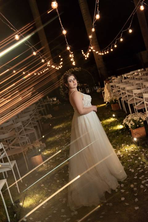Wedding ao ar livre com noivos em Vila Velha, ES. Fotografia de casamento minimalista e atemporal.'