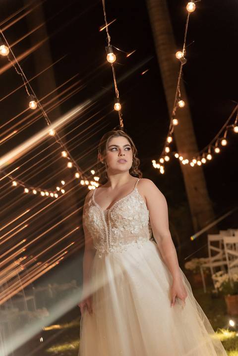 Wedding ao ar livre com noivos em Vila Velha, ES. Fotografia de casamento minimalista e atemporal.'