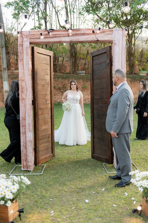 Wedding ao ar livre com noivos em Vila Velha, ES. Fotografia de casamento minimalista e atemporal.'