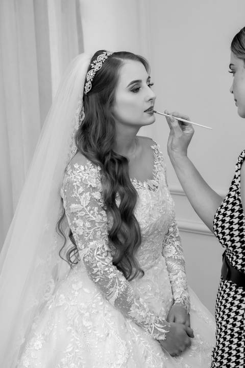 Making of noiva com estilo atemporal em Muriaé, MG. Registro documental dos preparativos de casamento'