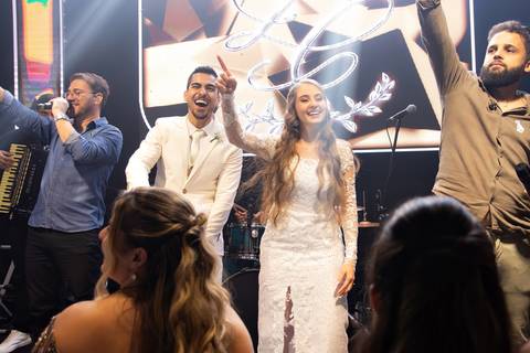 Momentos de celebração na balada de casamento em Muriaé, Minas Gerais. Fotografia documental capturando a alegria e a energia dos noivos.'
