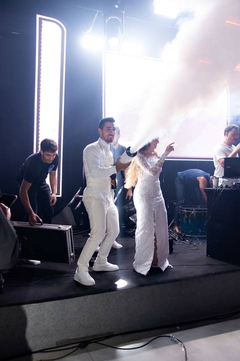 Momentos de celebração na balada de casamento em Muriaé, Minas Gerais. Fotografia documental capturando a alegria e a energia dos noivos.'