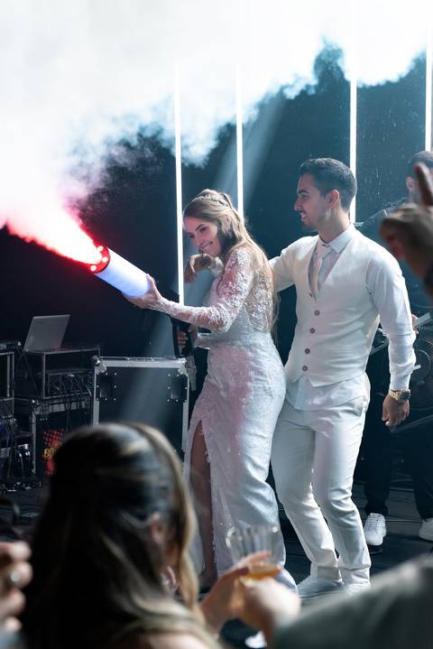 Momentos de celebração na balada de casamento em Muriaé, Minas Gerais. Fotografia documental capturando a alegria e a energia dos noivos.'