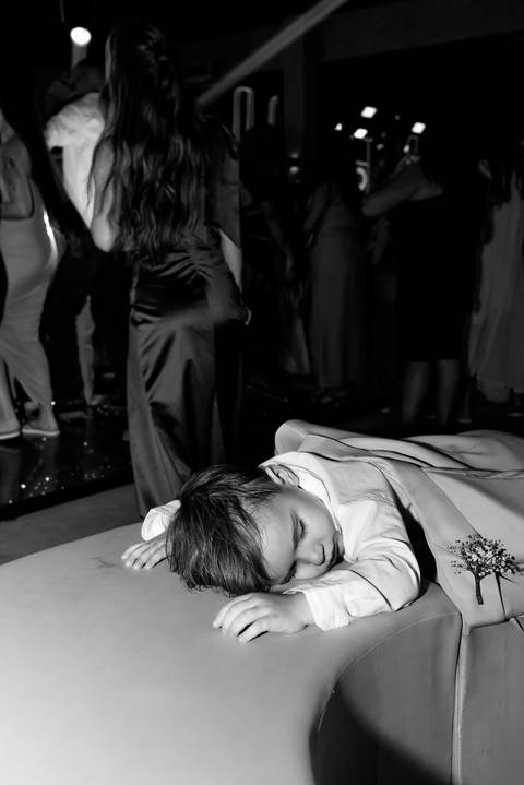 Momentos de celebração na balada de casamento em Muriaé, Minas Gerais. Fotografia documental capturando a alegria e a energia dos noivos.'