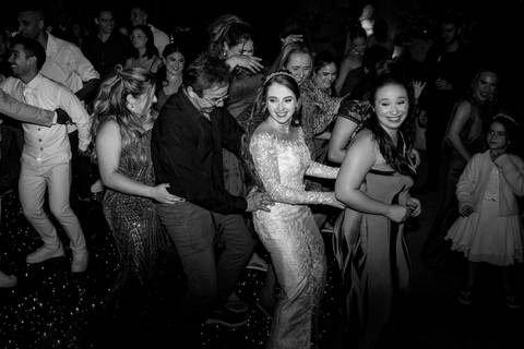 Momentos de celebração na balada de casamento em Muriaé, Minas Gerais. Fotografia documental capturando a alegria e a energia dos noivos.'