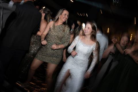 Momentos de celebração na balada de casamento em Muriaé, Minas Gerais. Fotografia documental capturando a alegria e a energia dos noivos.'