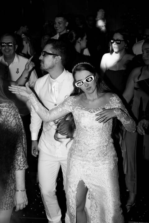 Momentos de celebração na balada de casamento em Muriaé, Minas Gerais. Fotografia documental capturando a alegria e a energia dos noivos.'