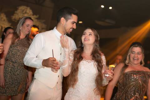 Momentos de celebração na balada de casamento em Muriaé, Minas Gerais. Fotografia documental capturando a alegria e a energia dos noivos.'