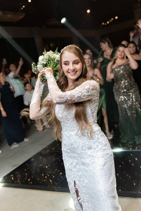 Momentos de celebração na balada de casamento em Muriaé, Minas Gerais. Fotografia documental capturando a alegria e a energia dos noivos.'