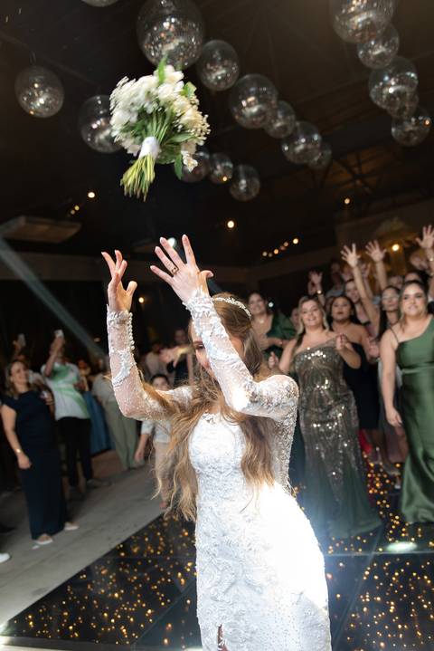 Momentos de celebração na balada de casamento em Muriaé, Minas Gerais. Fotografia documental capturando a alegria e a energia dos noivos.'