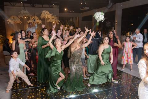 Momentos de celebração na balada de casamento em Muriaé, Minas Gerais. Fotografia documental capturando a alegria e a energia dos noivos.'