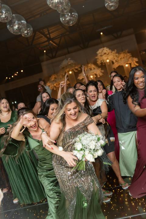 Momentos de celebração na balada de casamento em Muriaé, Minas Gerais. Fotografia documental capturando a alegria e a energia dos noivos.'